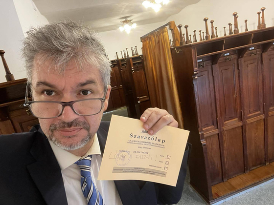 Hadházy Ákos ezúttal is csak a Parlament ruhatárában szavazhatott Polt Péterről