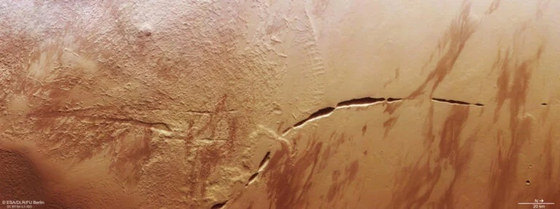 Tecnología: La nave espacial europea ha captado una enorme grieta en la superficie de Marte
