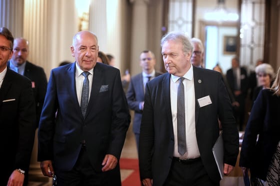 Pengeváltás az akadémia ünnepi közgyűlésén: Freund odaszúrt, Hankó visszavágott