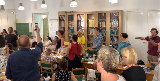 Szomorú énekkel, hegedűszóval búcsúztatta a tantestület a Madách-gimnázium kirúgott igazgatóját - videó