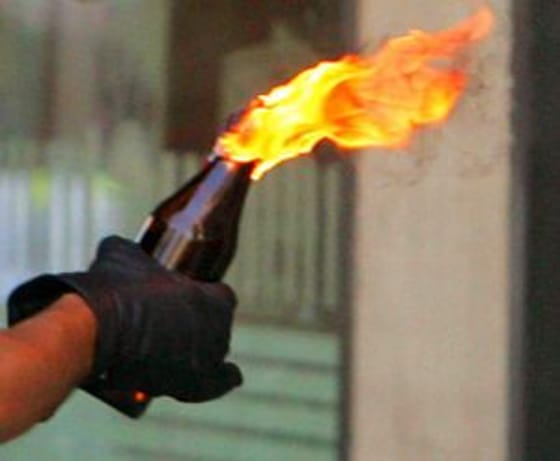 Vádat emeltek a férfi ellen, aki élőben közvetítette, ahogy égő benzinespalackot dob fia házára