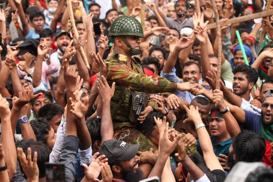 A bangladesi hadsereg vezetője kedden egyeztet a diáktüntetőkkel