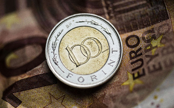 A forint erőre kapott, 400 alá került az euróval szemben