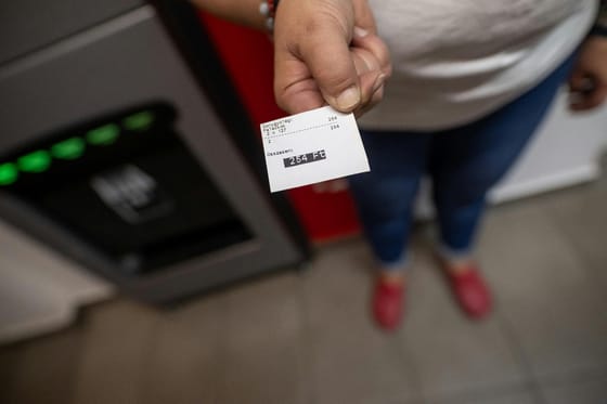Hamis üvegvisszaváltó kuponokkal szerzett több millió forintot egy áruháztól egy anya és fia