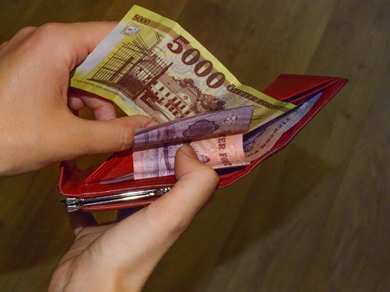 490 ezer forint a nettó átlagkereset, de hónapról hónapra lassul a béremelkedés Magyarországon
