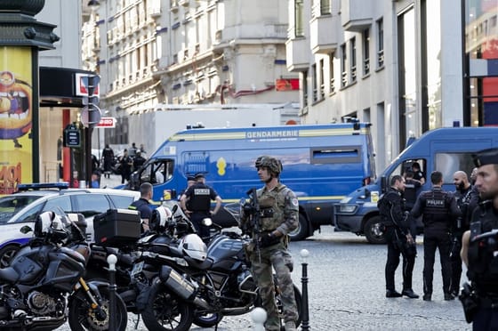 Késsel támadt rendőrre egy férfi Párizs belvárosában