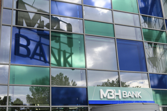 Az ÁSZ-elnök most se nevezte nevén Mészáros bankját, de elárulta, hogy az mire adott kölcsönt egy 233 milliárdos adósságú MNB-cégnek