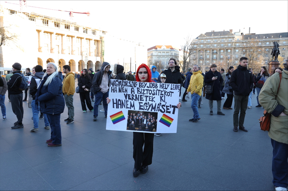 „Nem félek, dühös vagyok” – a Kossuth téren tüntetnek a Pride betiltása ellen