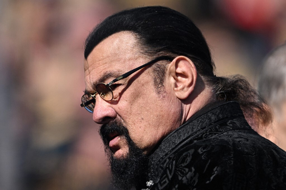 Steven Seagal és Oliver Stone is Putyinnal együtt parádézott a Vörös téren – fotók