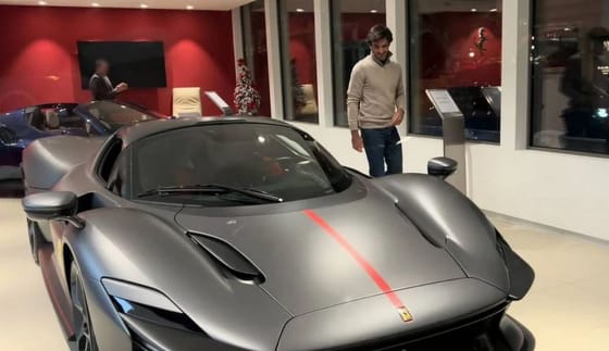 Carlos Sainz Jr. annyiban nem búcsúzott a Ferraritól, hogy vett egy Daytona SP3-at