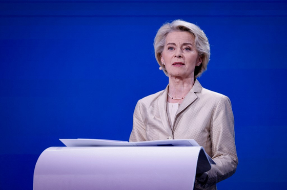 Rosszul lett egy utas a repülőn, Ursula von der Leyen látta el