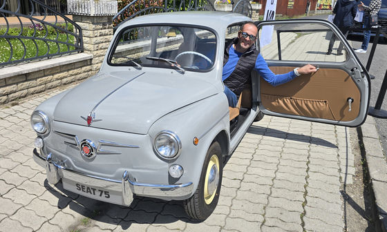Ma 75 Ă©ves a Seat, ott jártunk a 60 Ă©ves cuki kisautĂł dĂszvendĂ©ggel Ă©kesĂtett szĂĽlinapon