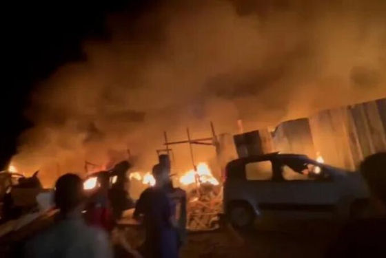 Lángokban áll egy rafahi menekülttábor az izraeli támadás után, legalább 35-en meghaltak