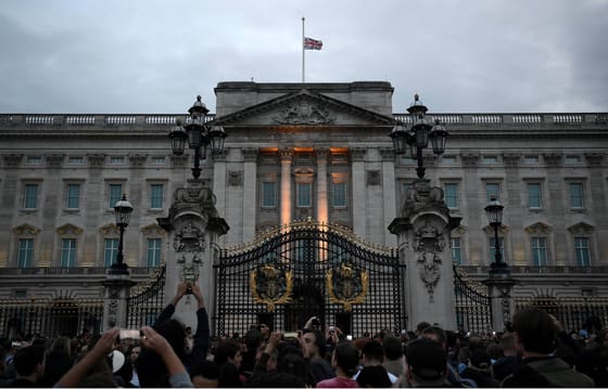 Lecsukták a Buckingham-palota egyik munkatársát, miután eldurvult a karácsonyi buli