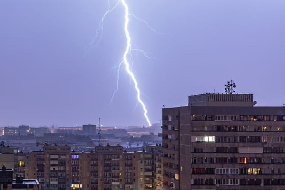 Heves zivatarok érkeznek, narancssárga figyelmeztetéseket adtak ki