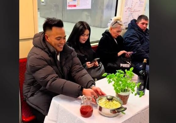 Utasokat ebédeltet meg a budapesti metrón az ázsiai séf