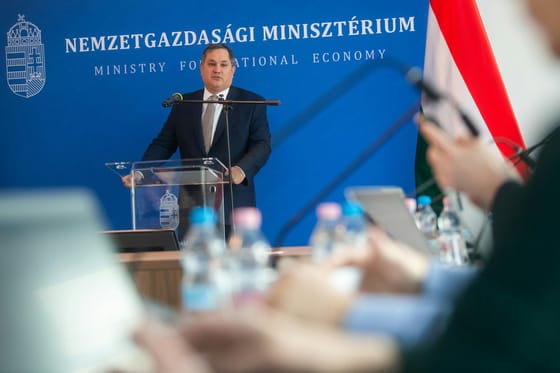 Januártól kivezetik a távközlési és a gyógyszergyártói szektor extraadóját