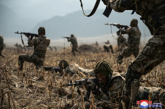 Inkább felrobbantják magukat az észak-koreai katonák, mint hogy ukrán fogságba essenek