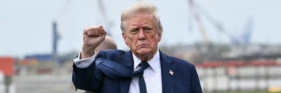 Trump telefonon teremtette le Jeff Bezost, miután azt hallotta, hogy az Amazon fel akarja tüntetni a vámok miatti költségeket az áraknál