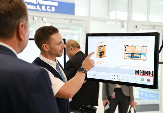 Késnek a legnagyobb brit repterek a lazítással, továbbra is elő kell majd szedni a folyadékokat a poggyászból