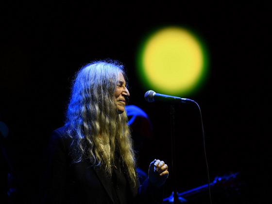 Patti Smith összeesett a színpadon egy koncerten