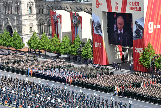 Mianmari Ă©s laoszi fegyveresek is masĂroztak a Vörös tĂ©ren, miközben Ășj szintre emeltĂ©k Putyin Ă©s Hszi Csin-ping barĂĄtsĂĄgĂĄt