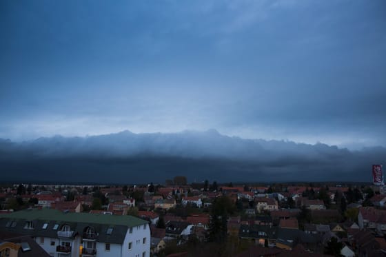 Minden előjel nélkül lecsaphat egy hidegfront a Balatonra vasárnap