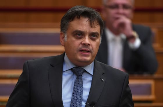 A kormány megfontolja az LMP javaslatát, miszerint emelkedjenek a polgármesteri fizetések