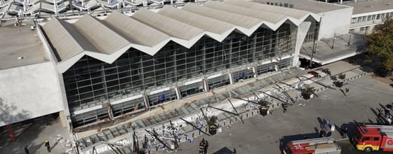 Tüntetők blokád alá vettek egy hidat éjjel Újvidéken a pályaudvari tragédia miatt 