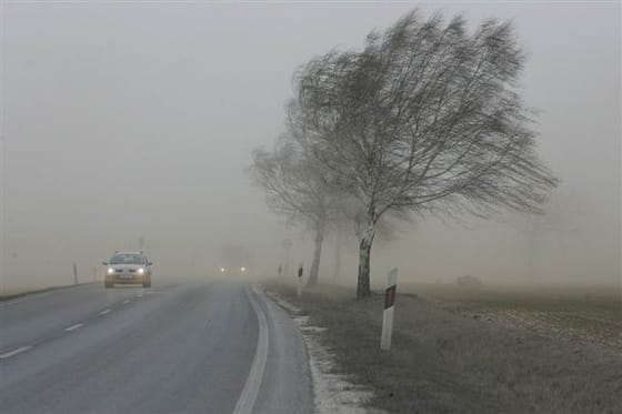 Óriási szélvihart hoz a szombat, több helyen 110 km/h feletti széllökések várhatóak, de van, ahol a rengeteg eső miatt adtak ki figyelmeztetést