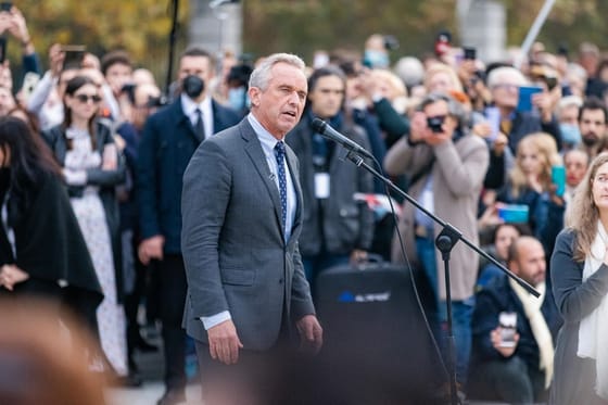 Trump egy oltásellenes összeesküvésekben hívő politikust ültethet a közegészségügy élére