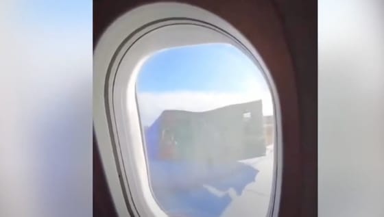 Felszállás közben elkezdett széthullani egy Boeing repülőgép hajtóműve – videó