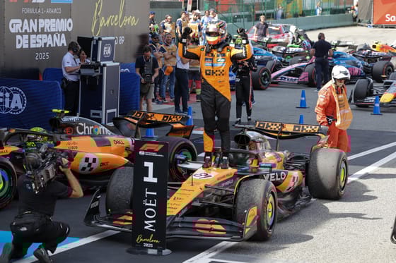 Sima McLaren-kettősgyőzelem a Spanyol Nagydíjon, Verstappen egy szabálytalanságával eldobott 14 pontot
