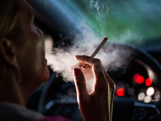 Szegényednek a magyarok, csúcsot döntött az adózatlan és hamis dohánytermékek aránya