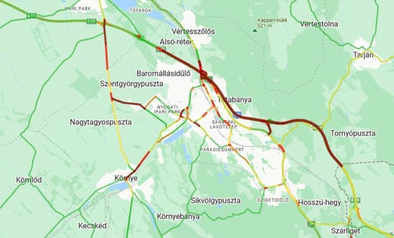 Az M1-es egyik hídjának hajtott egy teherautó, még mindig 10 kilométeres a sor