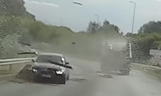 Zuhanó sitt kapott telibe egy BMW-t az M5-ösnél