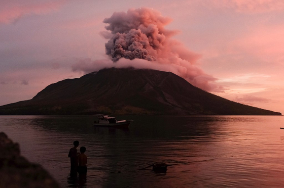 Kitört Indonézia egyik vulkánja, 2100 embert már evakuáltak – fotók