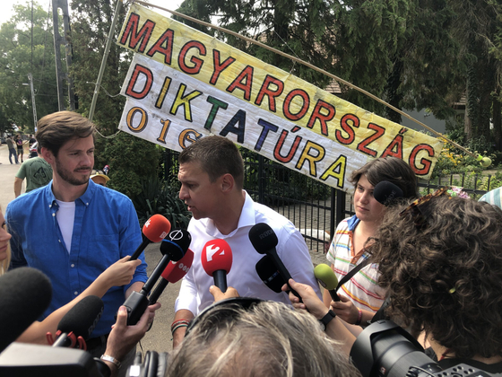 Kötcsén ad iránymutatást Orbán Viktor, így érkeznek a fideszes prominensek a piknikre