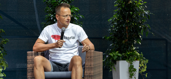Hadházy Ákos Szijjártó Péter luxizásáról posztolt
