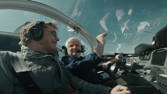 Világsztár volt a szlovák repülő autó első utasa – videó