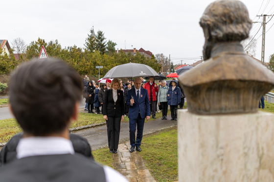 Kiállították az esőbe az iskolásokat az olaszliszkai megemlékezésen, miközben a politikusok ernyő alatt álltak