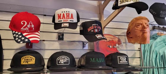 Beiktatási szuvenírek: zavarba ejtő a kínálat a Trump-kegytárgyboltban