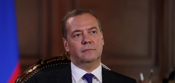 Medvegyev súlyosan megfenyegette egy brit lap szerkesztőségét