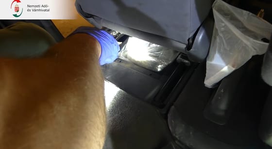 A frissen ragasztott kárpit árulta el a kokaint csempésző szerb sofőrt Röszkén