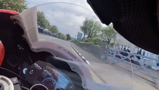 280-nal falvakon keresztül: ilyen a motorosok legőrültebb versenye – videó