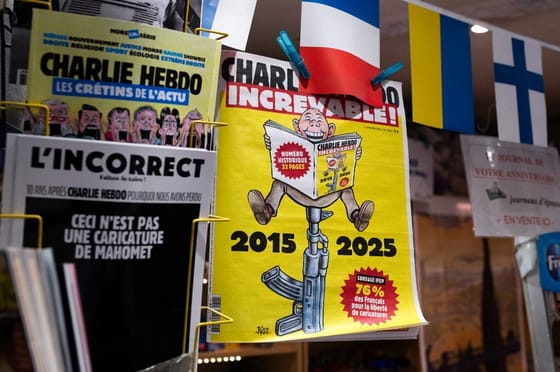 „Elpusztíthatatlan” – bátran gusztustalan címlappal emlékezik a Charlie Hebdo a tíz évvel ezelőtti tragédiára
