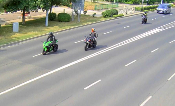 Dührohamot kapott egy motoros, mert nem tudott előzni, megütötte az autóst