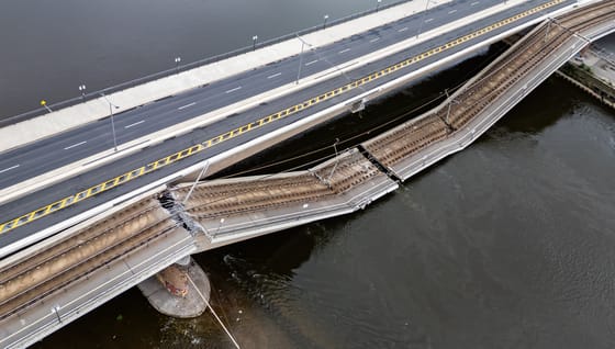 Drezdában leomlott az Elbán átívelő Carola-híd egy része – fotók