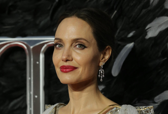 „Mellette volt az a másik nő” – Angelina Jolie felelevenítette, hogy az apja megcsalta az anyját