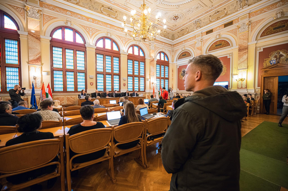 Magyar Péter tüntetőkkel vonult a soproni városházára, félbeszakadt a közgyűlés